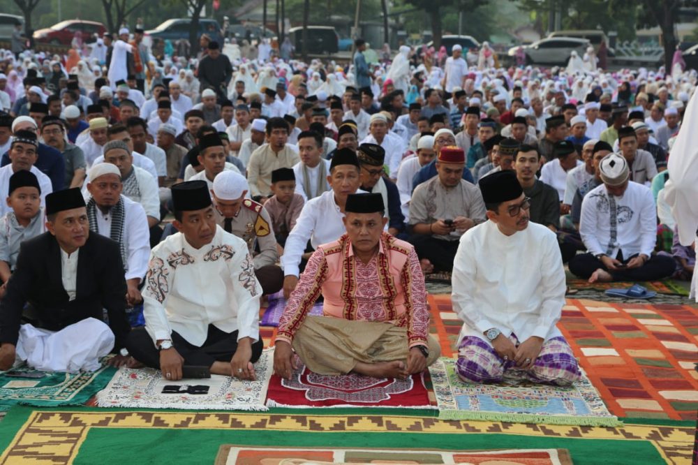 Plt Bupati Lampung Selatan Melaksanakan Sholat Ied Di Lapangan Korpri