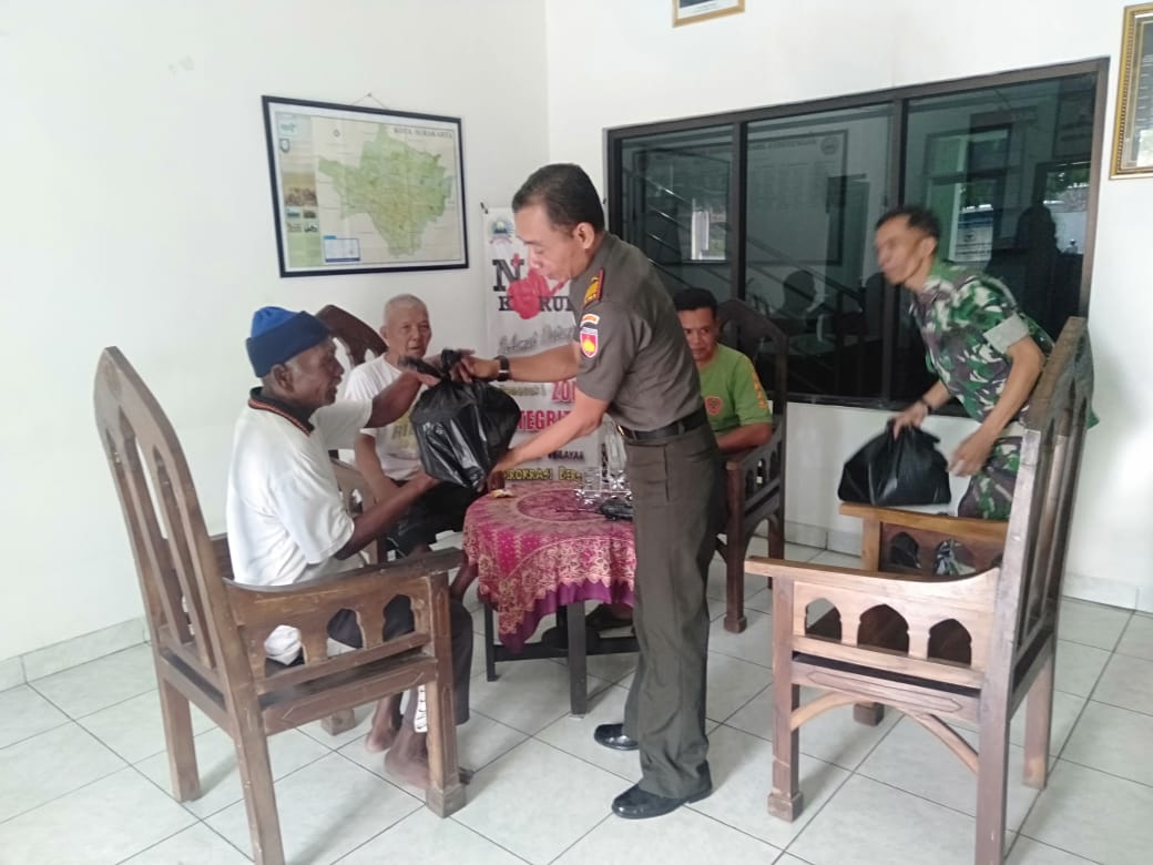 Ramadhan Bulan Berkah, Danramil 03/Serengan Memberikan Bingkisan Kepada Warga