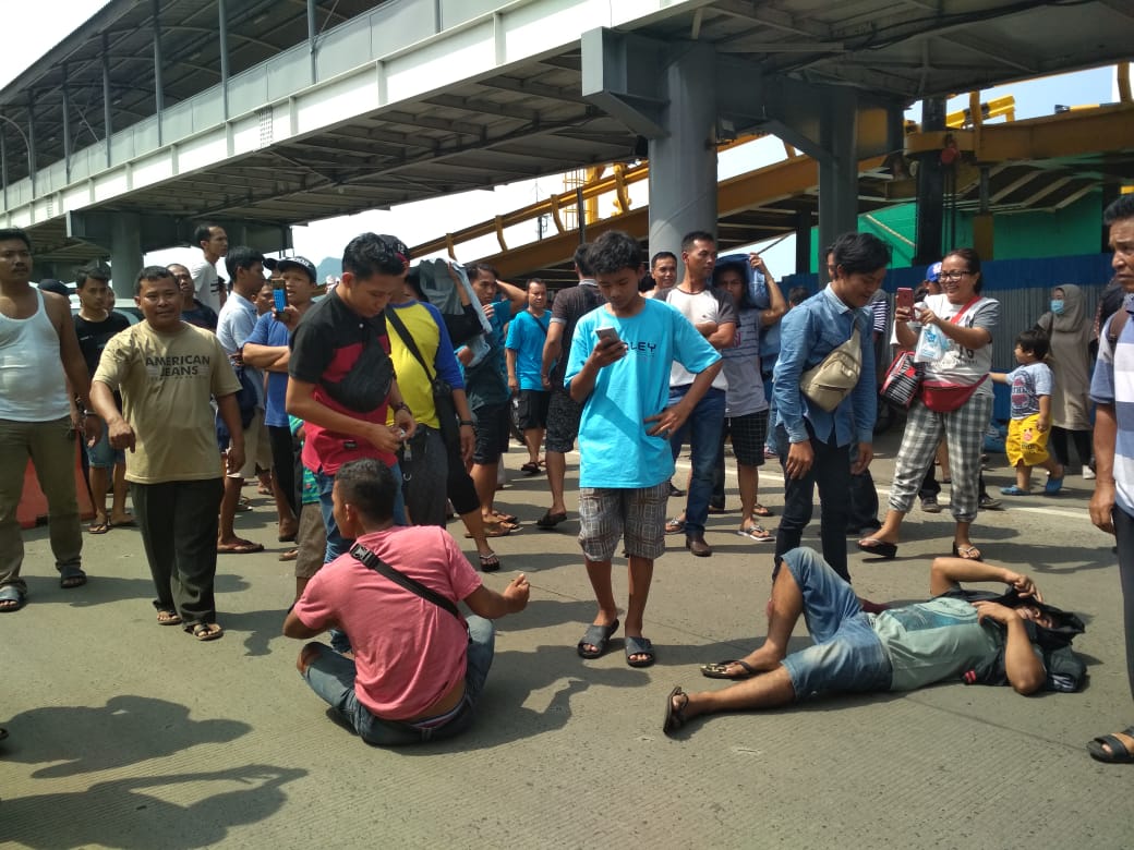 Video Ratusan Penumpang Blokir Pintu Keluar Kendaraan Di Pelabuhan Bakauheni