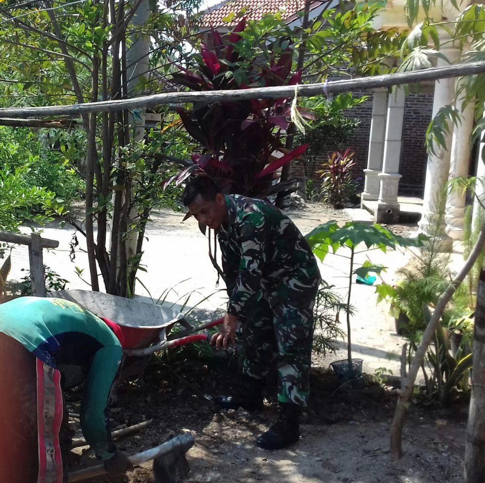 BABINSA KORAMIL SIMAN BANTU WARGA BUAT JAMBAN