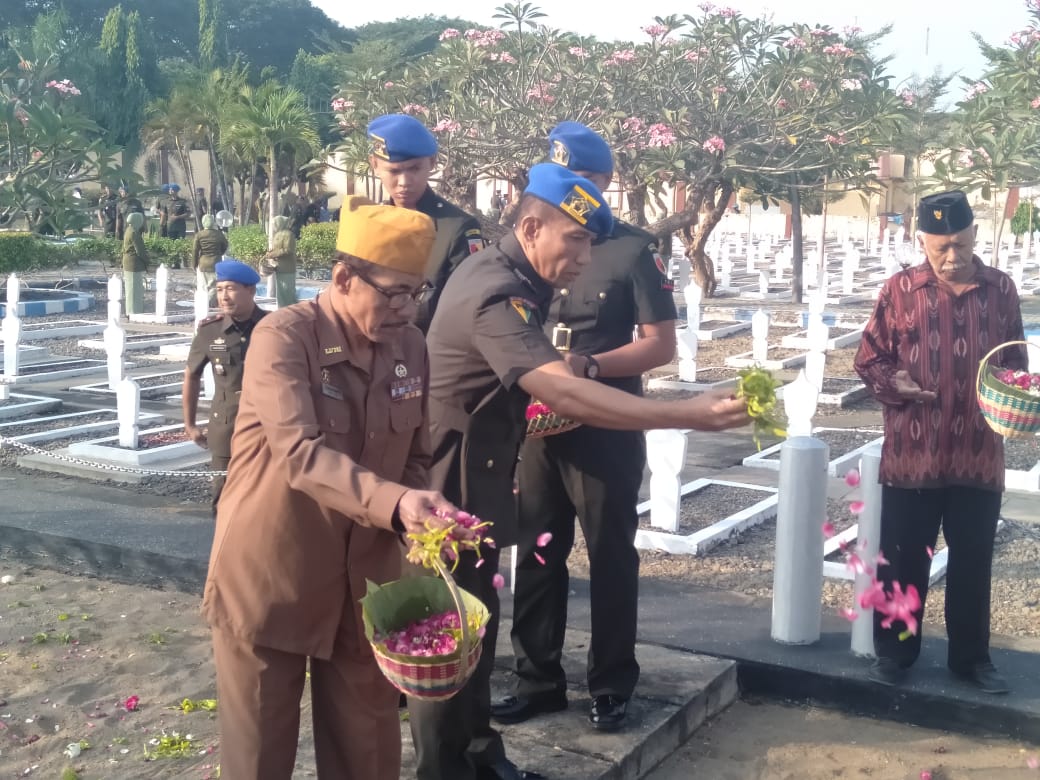 Peringati HUT Ke-73 Pomad, Letkol Cpm Hermanto Pimpin Ziarah ke TMP Madiun