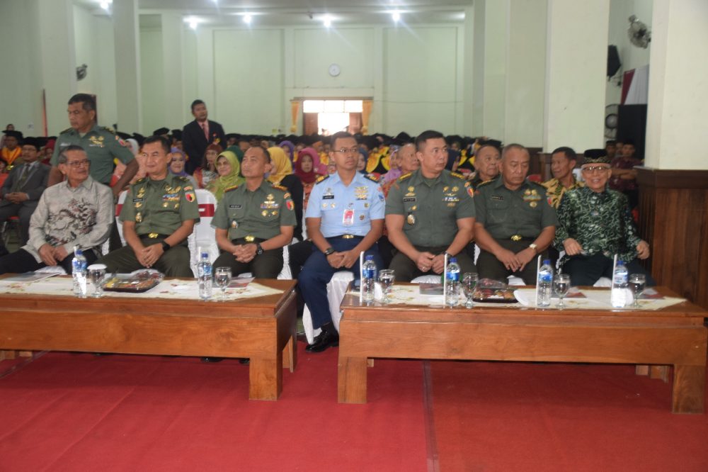 Kasdam V/Brw Didampingi Danrem 081/DSJ Hadiri Acara Wisuda Sarjana dan Ahli Madya di Unmer Madiun