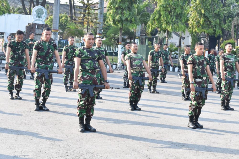Prajurit Korem 081/DSJ Manfaatkan Minggu Militer Dengan Senam Pagi Bersenjata