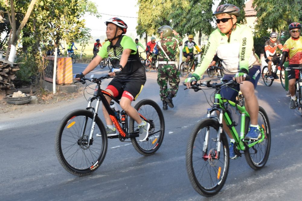 Sambut HUT Bhayangkara Ke-73, TNI-Polri di Madiun Gowes Bareng