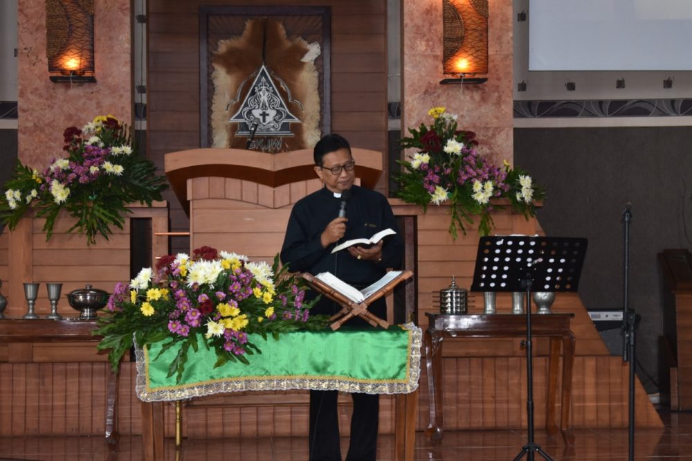 Umat Kristen Protestan Korem 081/DSJ Lakukan Ibadah Bersama Adiyuswo di GKJW Madiun
