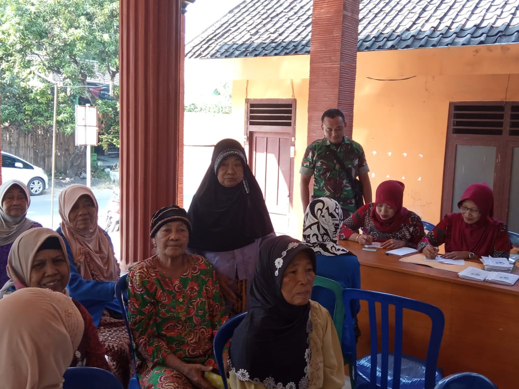Babinsa Kedungbanteng Dampingi Bidan Desa Beri Pengobatan Gratis Kepada Lansia