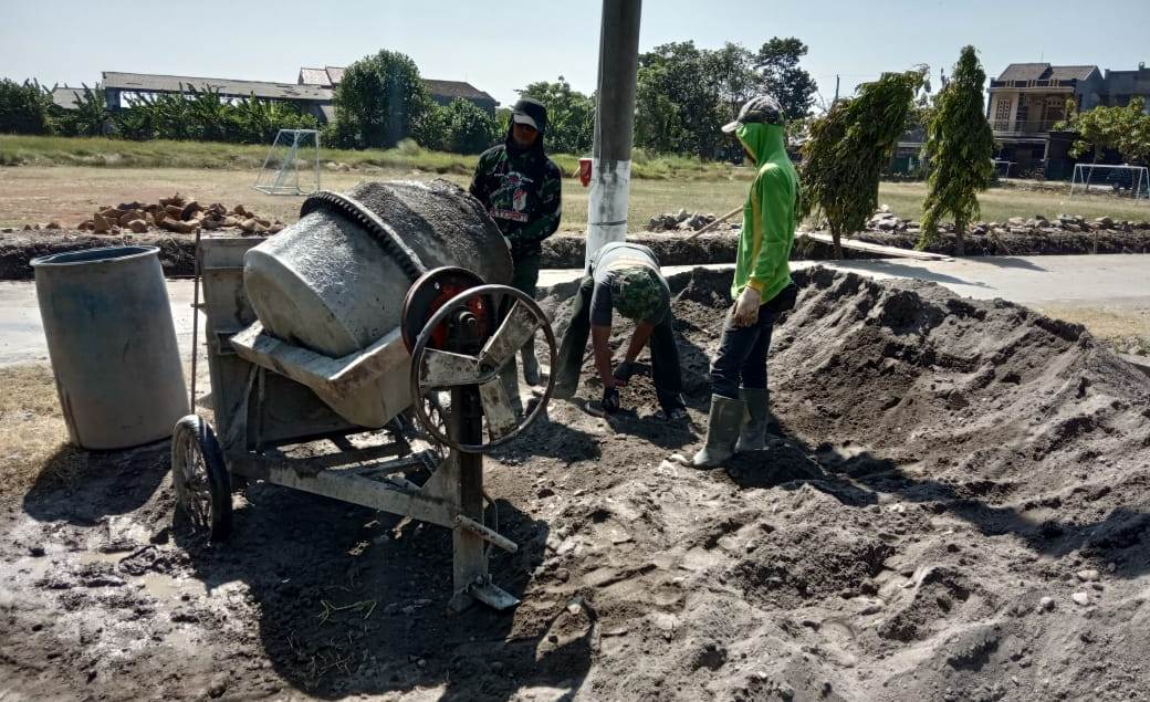 Tak Kenal Libur Demi Sukses “TMMD Kalikondang”