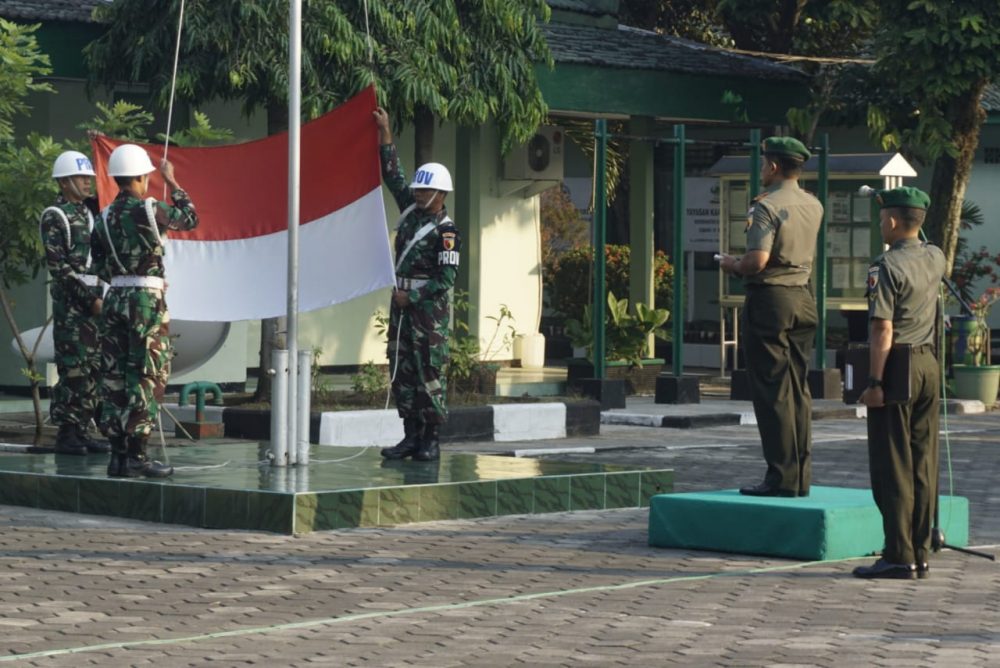 Dandim Ngawi Pimpin Upacara Pengibaran Bendera Merah Putih