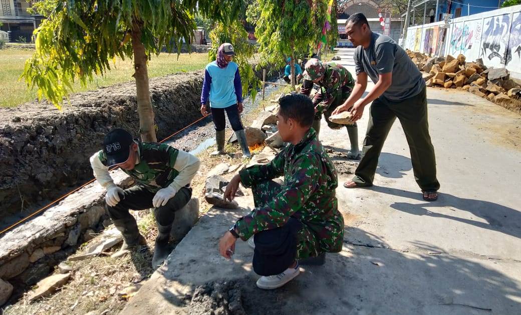 Bergelut Dengan Lumpur “Menu Harian” Bagi Satgas TMMD Kalikondang