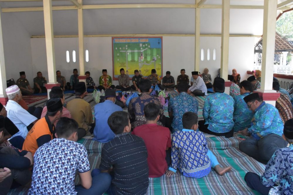 Dandim Madiun Letkol Czi Nur Alam Sucipto S Sos bersama rombongan Bupati Madiun,melaksanakan ziarah ke makam para mantan Bupati