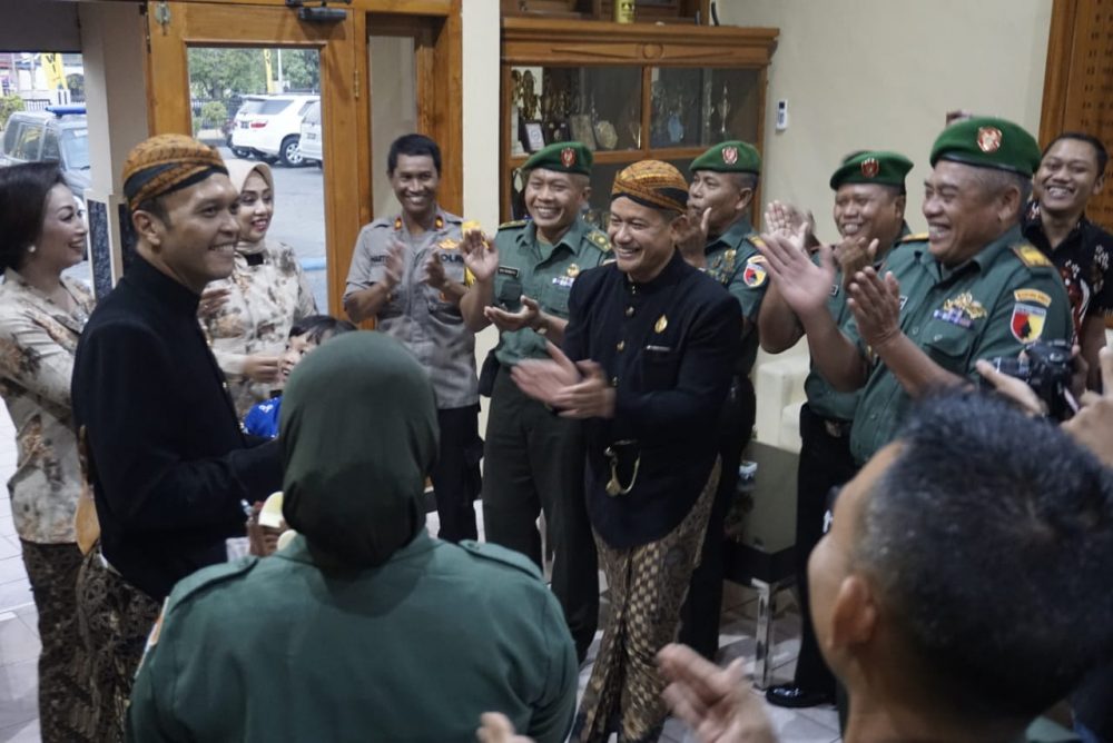 Tunjukan Hubungan Yang Harmonis Dandim Ngawi Bersama Perwira Kodim Beri Kejutan Ke Polres Ngawi