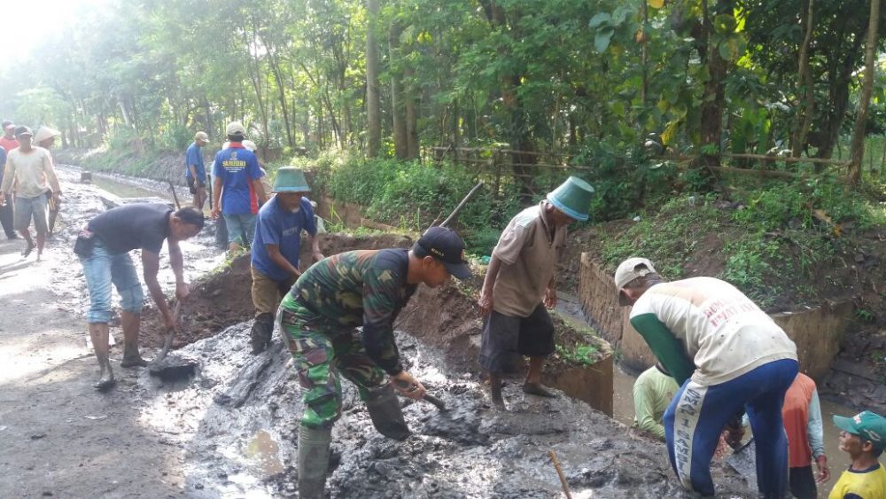 Babinsa Koramil Mlarak Ikut Kerja Bakti Bersihkan Aliran Sungai