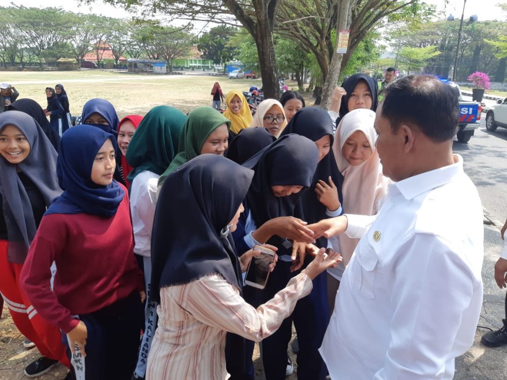 Nanang Di Serbu Ratusan Siswa Siswi Tingkat SMA