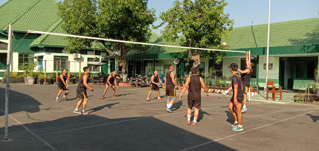 Guna Menjaga Kebugaran Fisik, Anggota Kodim Nganjuk Olahraga Bola Voli