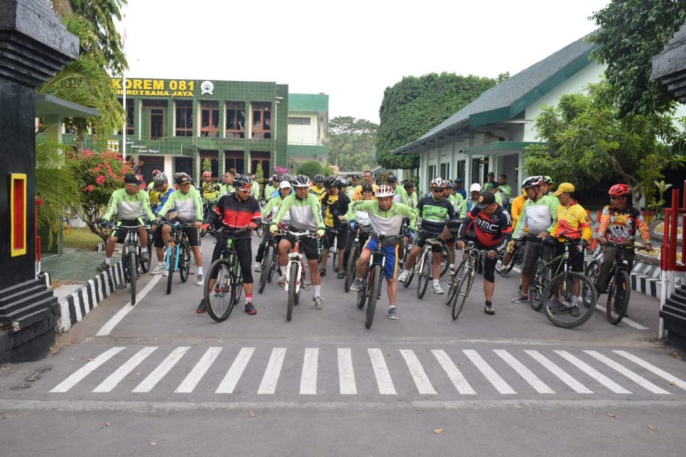 Tingkatkan Soliditas, TNI-Polri di Madiun Gowes Bareng