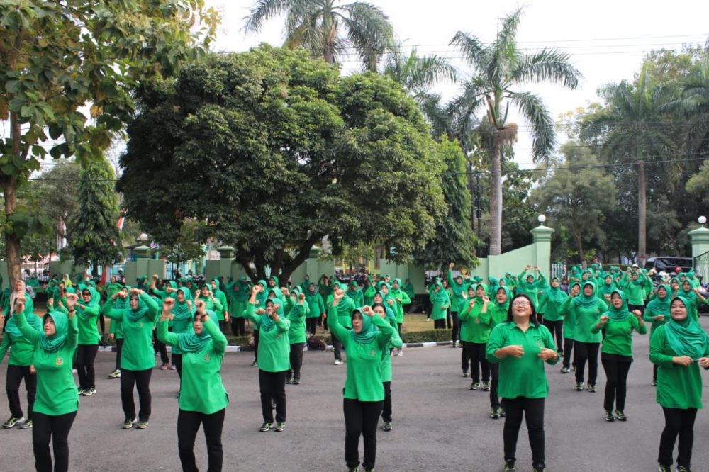 Jaga kebugaran Tubuh Anggota Persit Kartika Chandra Kirana Cabang XXII Kodim 0808/Blitar Senam Bersama