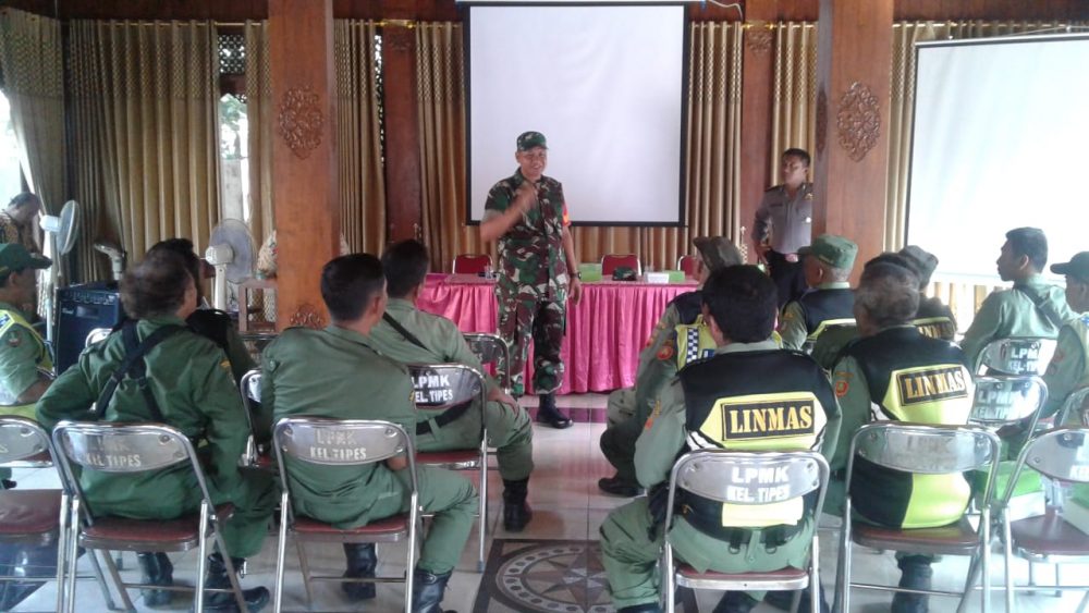 Mantapkan Kinerja Linmas, Babinsa Kelurahan Tipes Berikan Materi Penyegaran.