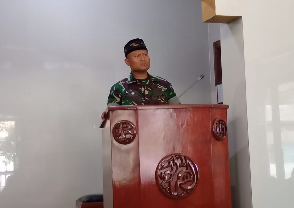 Berikan Kultum, Serda Parlan Ajak Untuk Makmurkan Masjid.