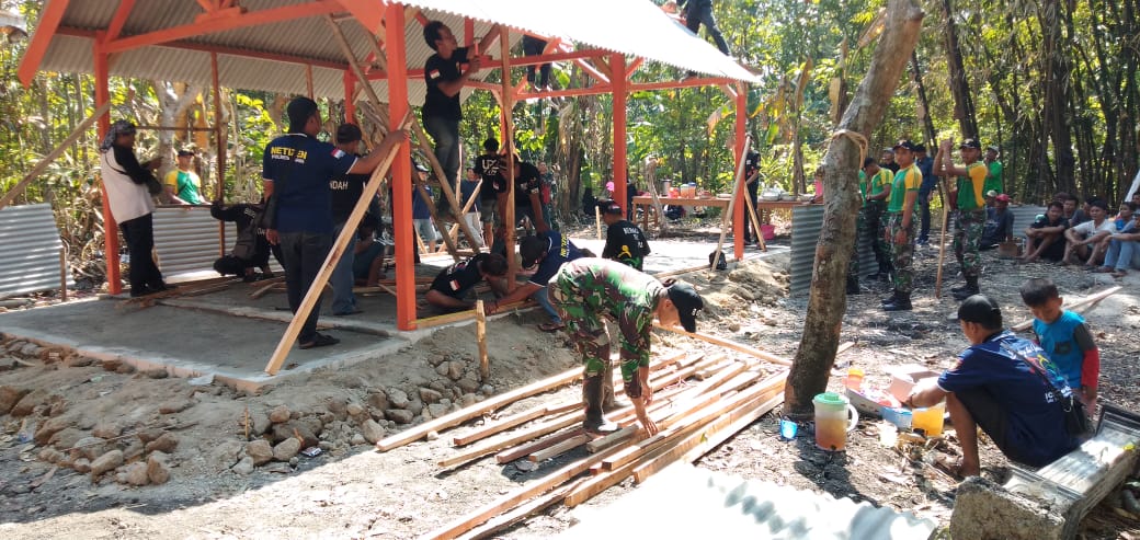 Anggota Koramil 0805/13 Kedunggalar Bersama Komunitas ICN Dan Masyarakat Melaksanakan Bedah Rumah