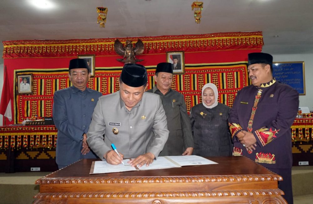 Plt Bupati Dan Ketua DPRD Lamsel Tandatangani Kesepakatan Ranperda Tahun 2018