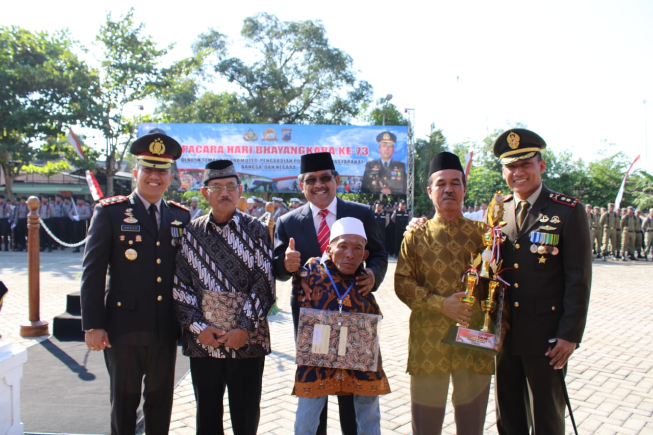 Upacara Hari Bhayangkara ke 73, Polres Blora Berikan Penghargaan Kepada Warga Yang Berperan Aktif Menjaga Kamtibmas.