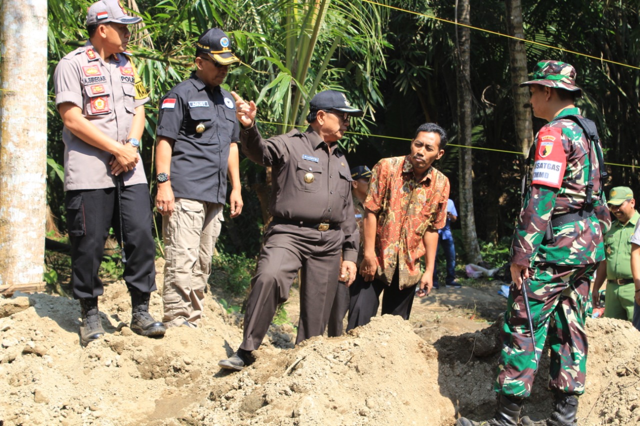 Usai pembukaan TMMD Dandim 0808/Blitar bersama Bupati Blitar tinjau lokasi TMMD   