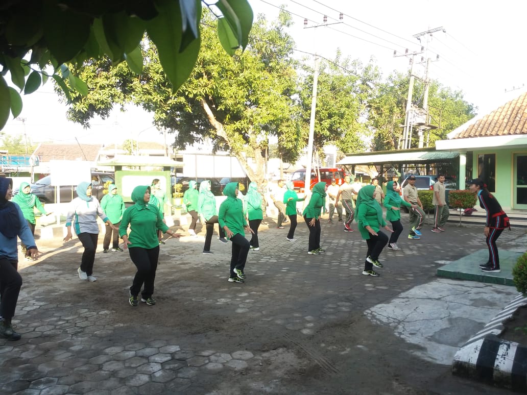 Jalin Keakraban Dan Silaturahmi, Anggota Koramil 0803/09 Saradan Senam Aerobik Bersama Ibu Persit