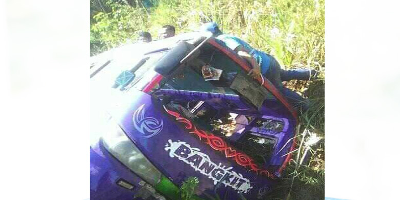 Rombongan Wisata Dari Kayen Nyemplung di Parit