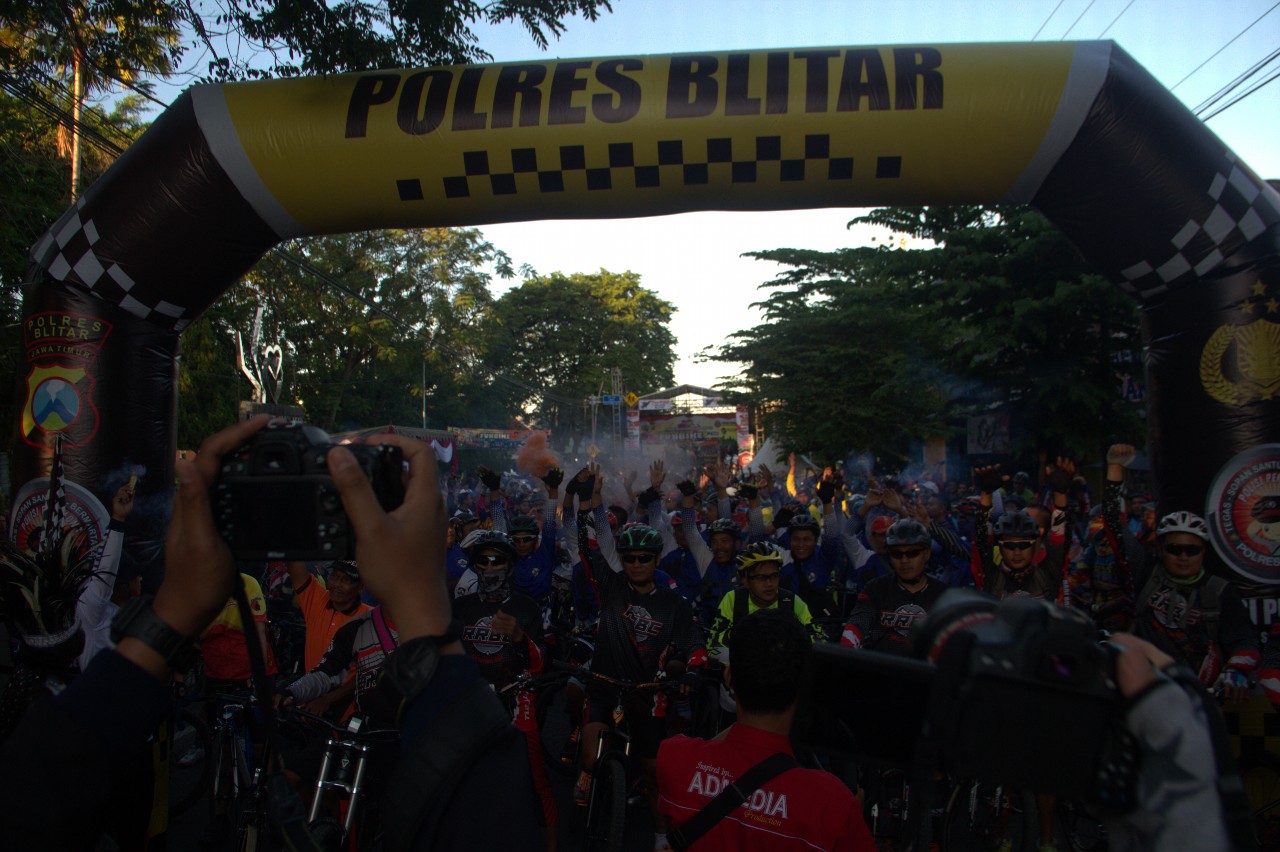 Pesan Danyonif 511/DY Melalui Kegiatan Fun Bike, Solidaritas TNI-Polri Dan Masyarakat Di Blitar Terjalin Dengan Baik