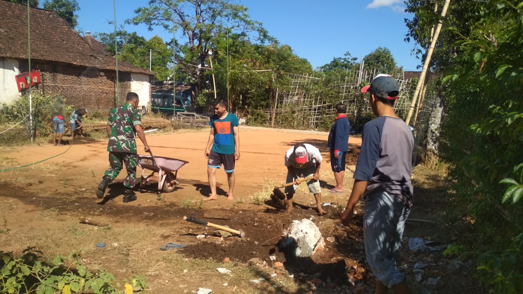 Galakan Olah Raga, Anggota Koramil Sooko Gotong  Royong Buat Lapangan Bola Voli