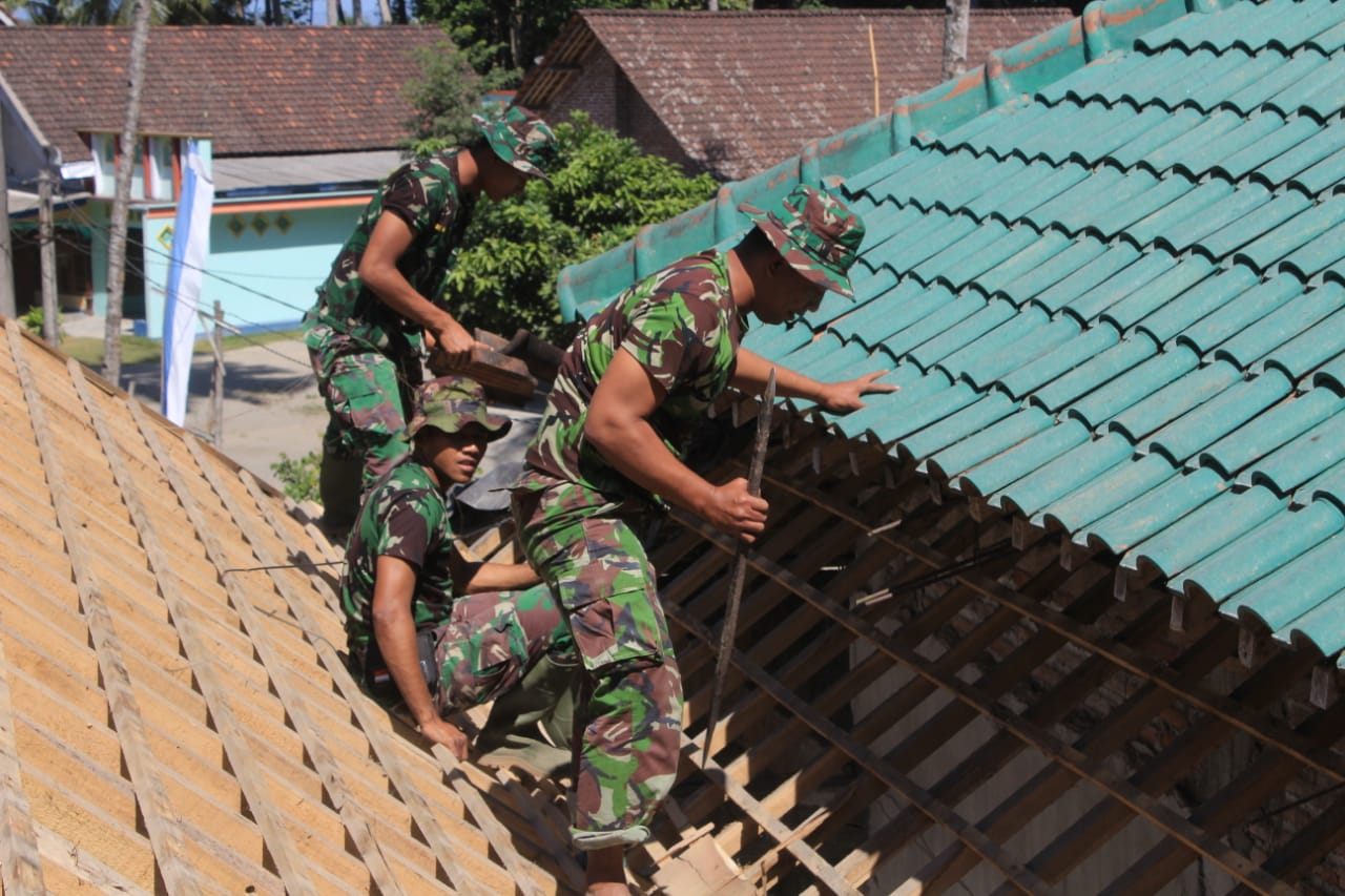 Cuaca Terik Tidak Menurunkan Semangat Anggota Satgas TMMD Kodim 0808/Blitar   