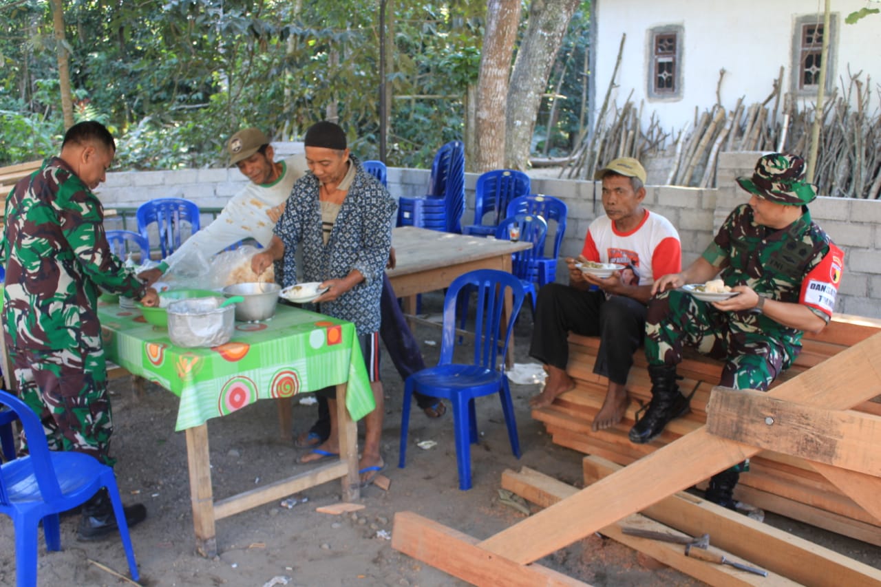 Dandim Blitar makan Bersama Warga Dalam Kunjungan TMMD Ke 105