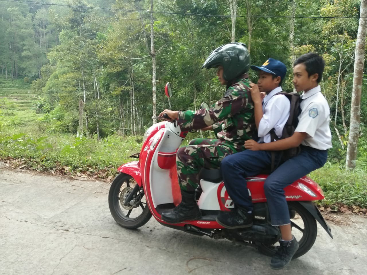 Antar Sekolah hingga Makan Bersama Warga, Kesibukan Satgas TMMD Disela Istirahat