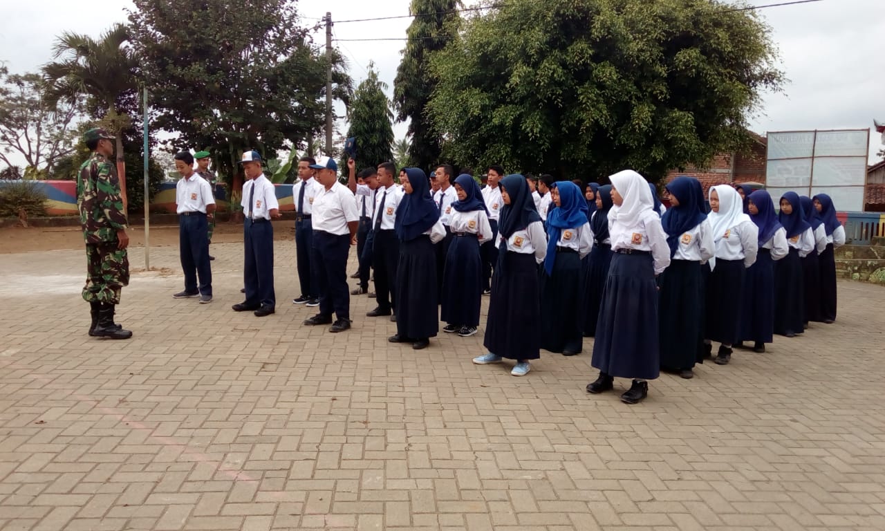 Serka Sutrisno dan Serda Yhosy Berikan Materi PBB Kepada Murid SMPN 3 Pagerwojo
