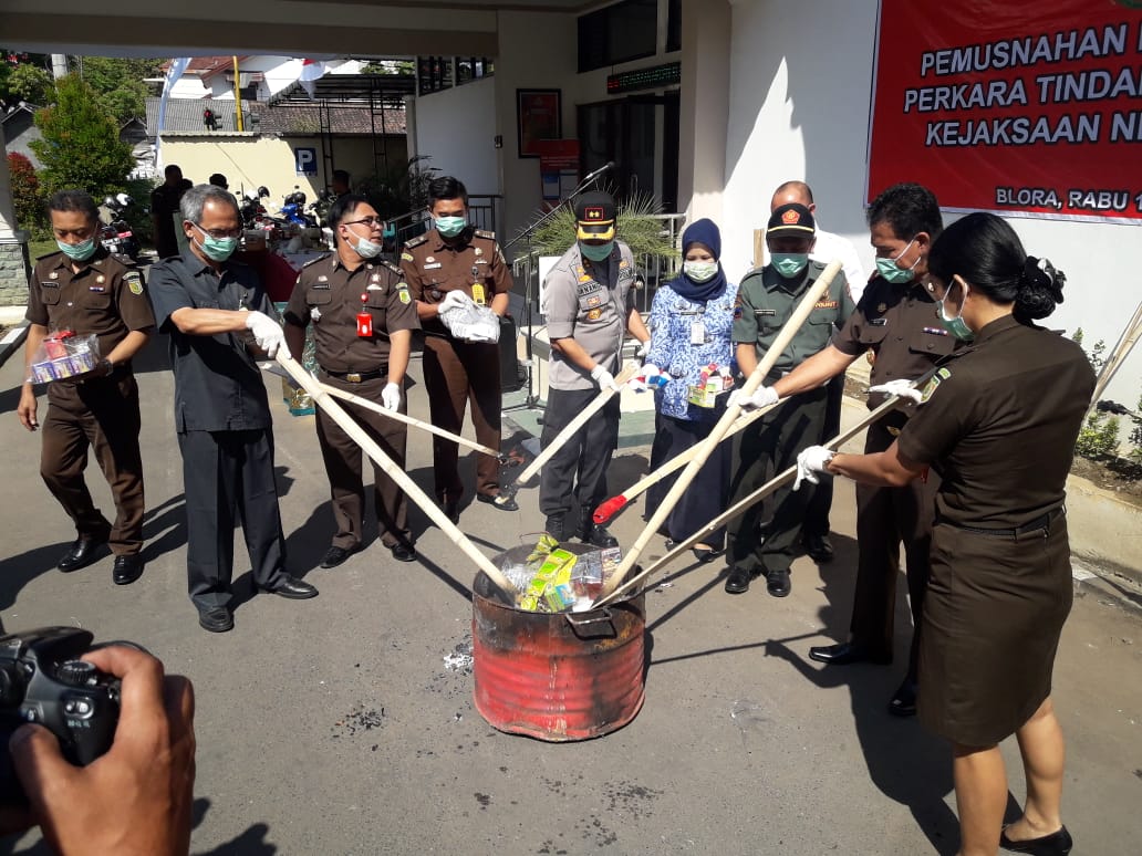 Pemusnahkan Barang Bukti Tindak Perkara Kejari Blora