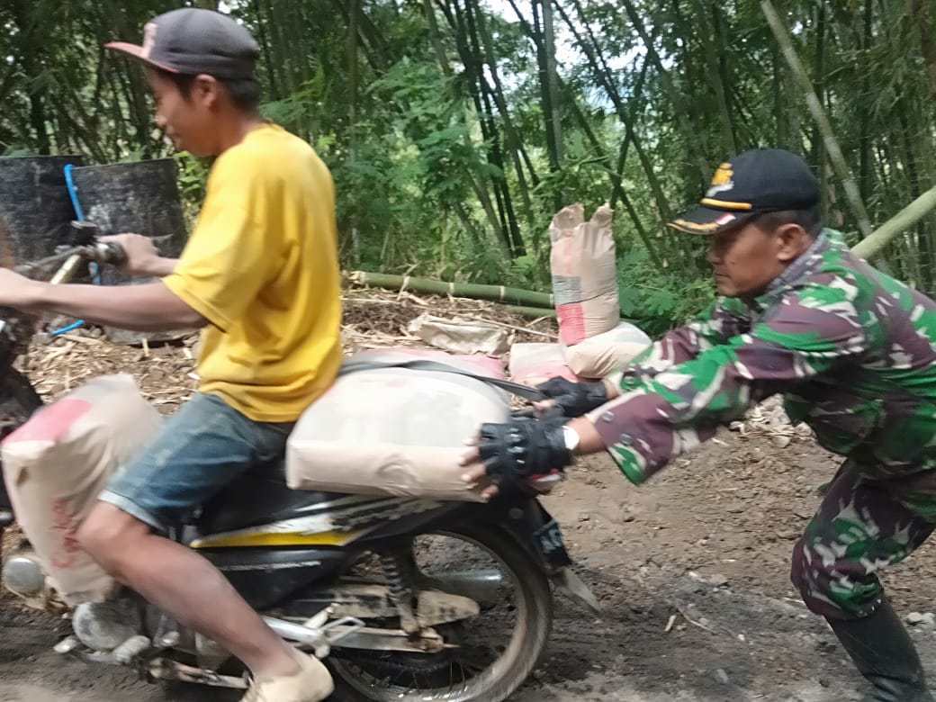 Sulitnya Medan Tidak Membuat Distribusi Material TMMD Trenggalek Terhenti