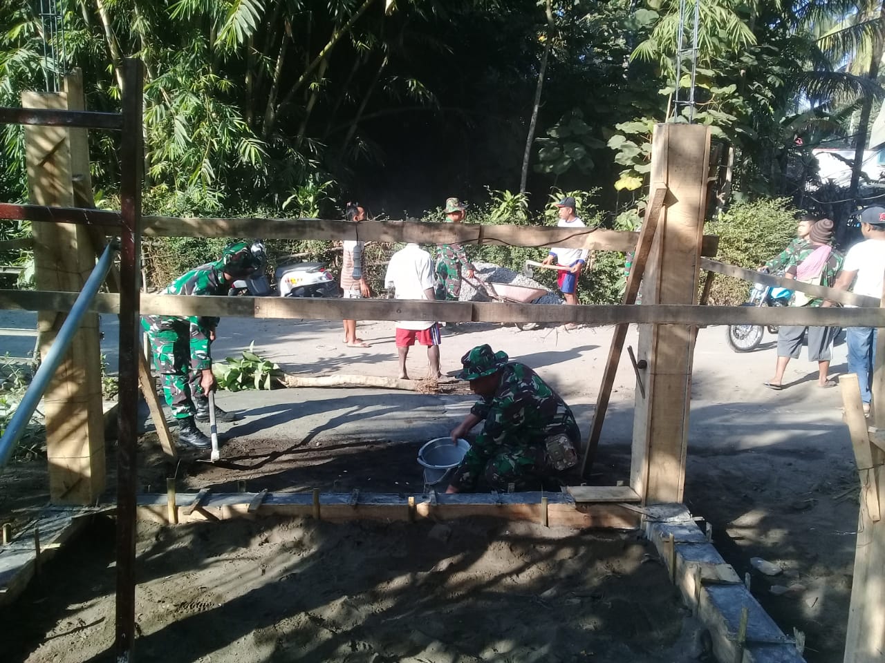 Ciptakan keamanan lingkungan Anggota Satgas TMMD Kodim 0808/Blitar bangun Pos Kamling