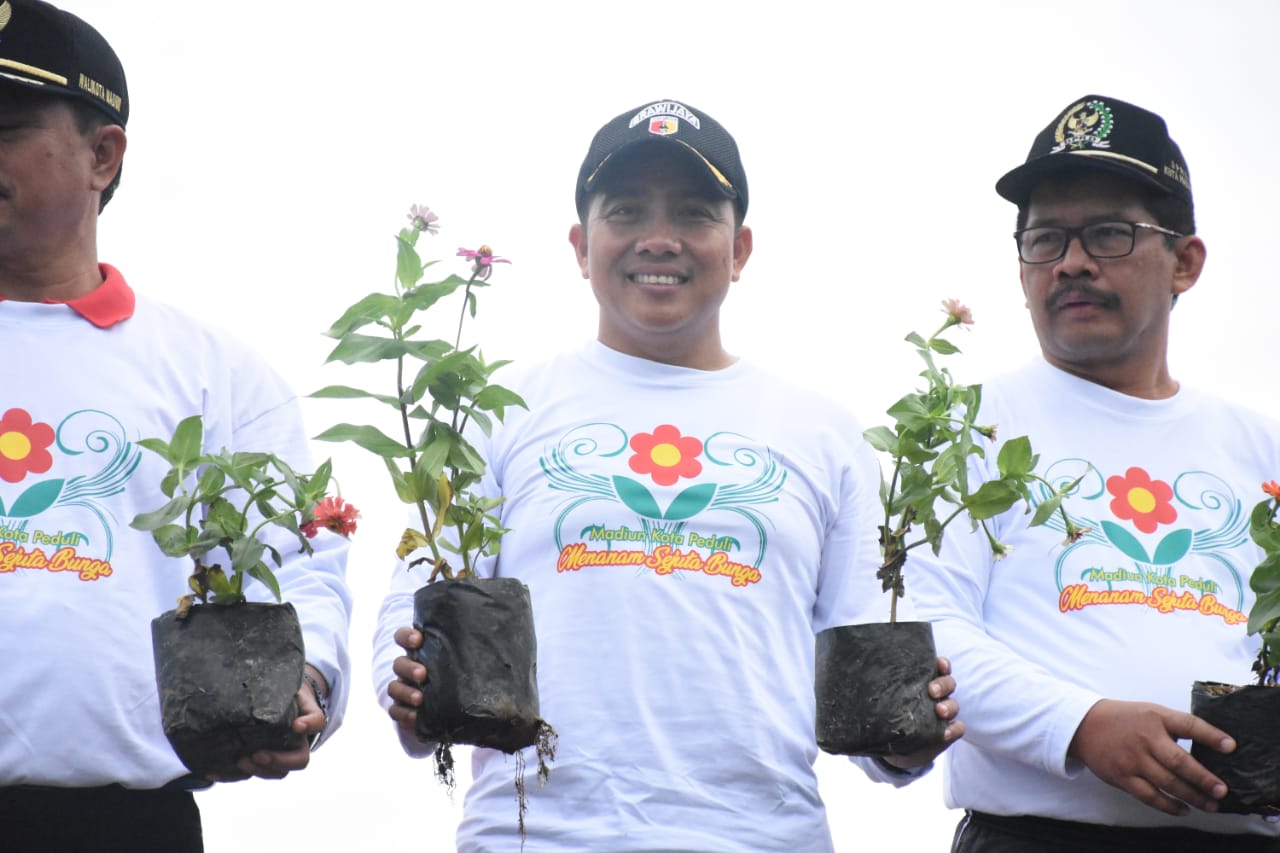 Dandim 0803/Madiun Ikut Tanam Bunga Dalam Sosialisasi Mewujudkan Madiun Kota Sejuta bunga