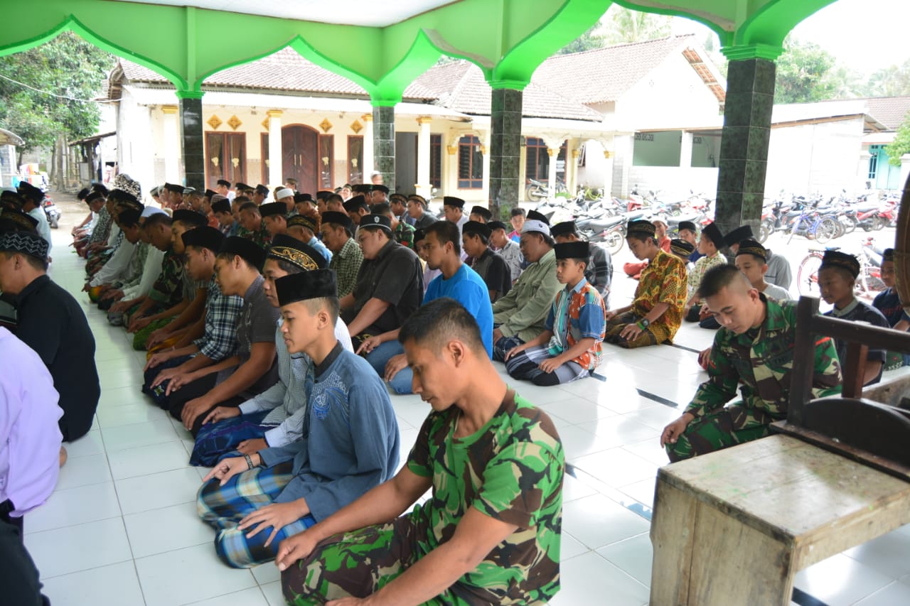 Personel Satgas TMMD Kodim 0808/Blitar, Sholat Jum’at Bersama