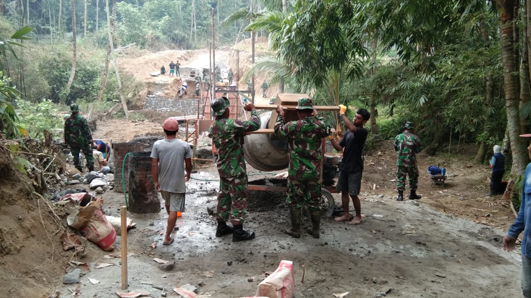 Anggota Satgas TMMD Kodim 0808/Blitar Kebut Pengerjaan Sasaran Fisik Untuk Kejar Target