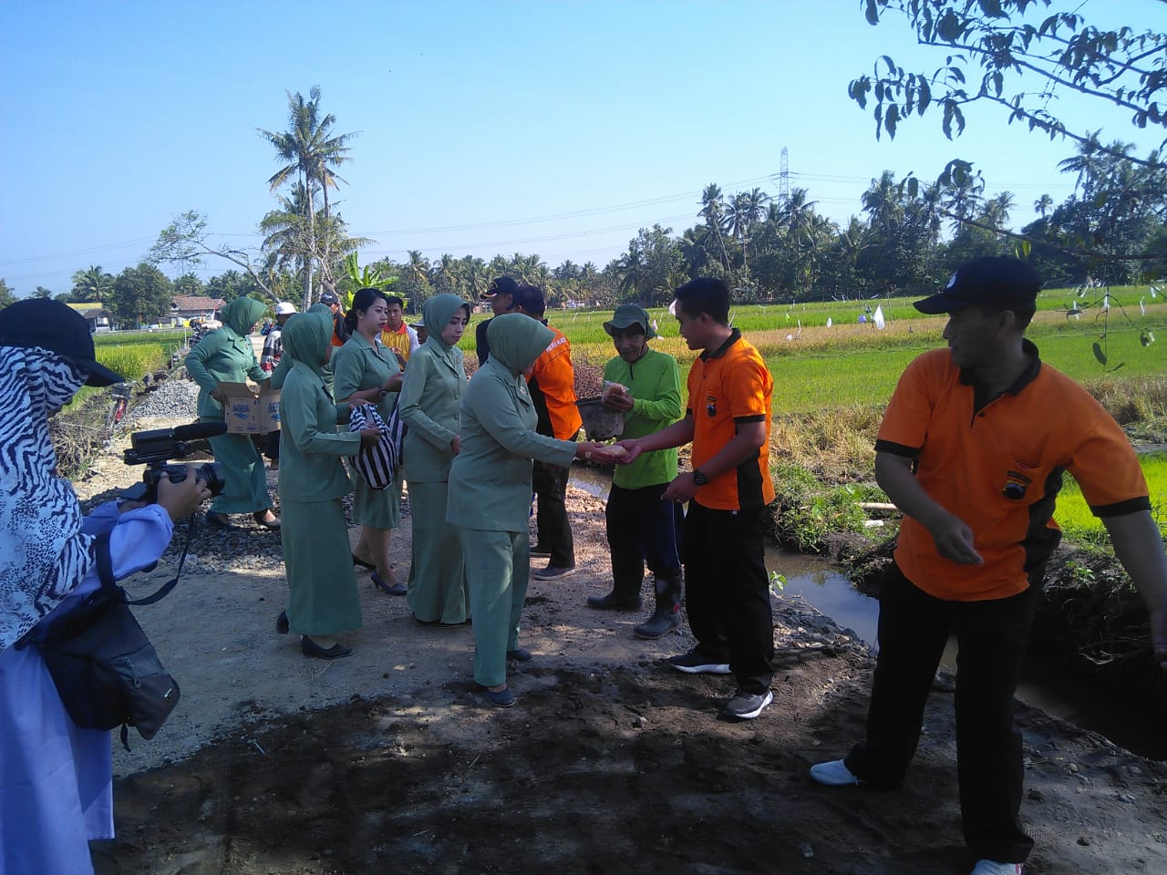 Lihat !!! Aksi Persit KCK Cab XLIV di TMMD Reguler ke 105
