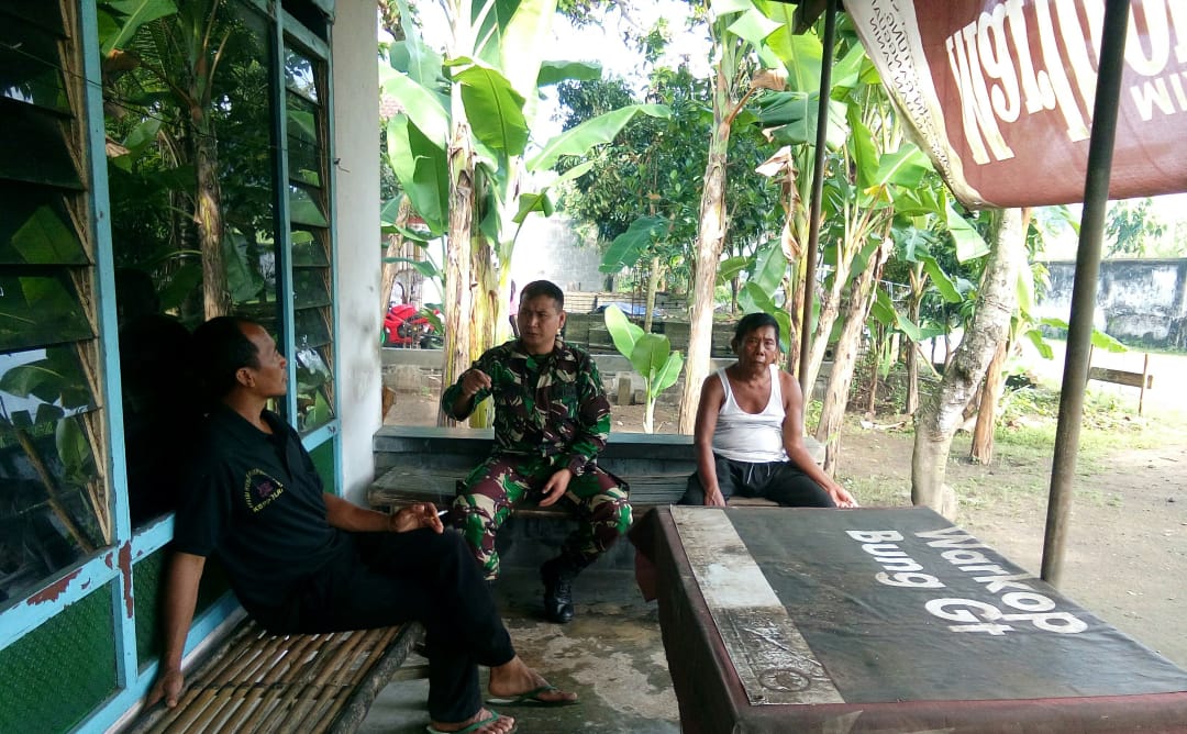 Babinsa Desa Banjarsari Komsos Bersama Warga Ajak Jaga Keamanan Wilayah
