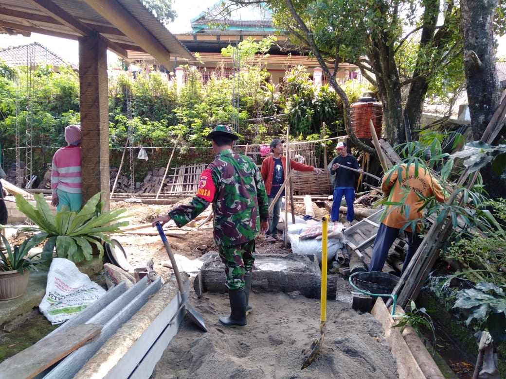 LAKSANAKAN BINTER, BABINSA KORAMIL PUDAK BANTU PERBAIKI RUMAH WARGA