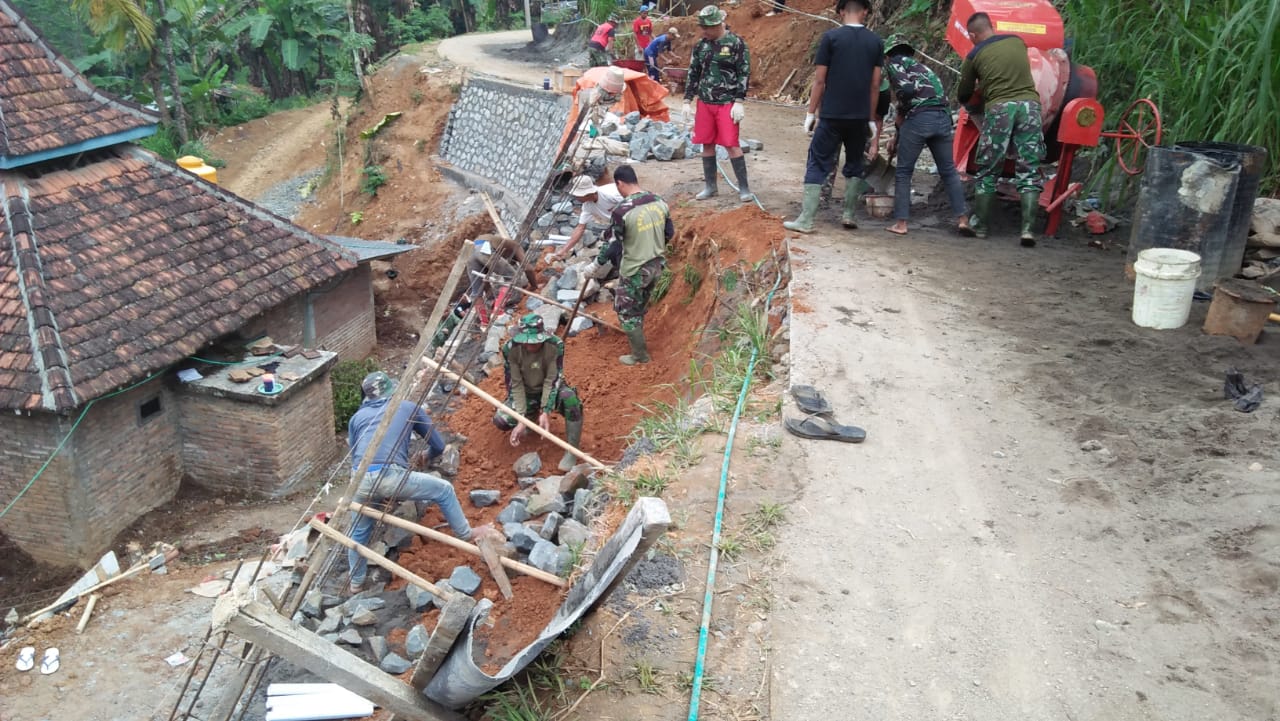Penahan Jalan Diperkuat Dengan Besi Cor   