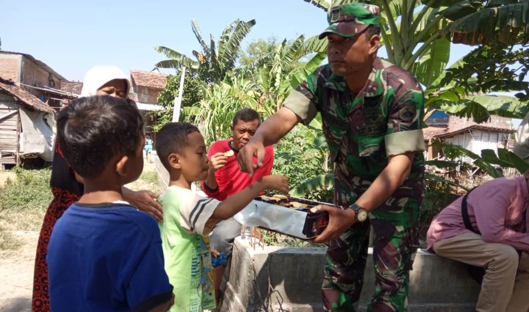 TNI Ajarkan Perlunya Berbagi Kepada Anak-anak Desa Sasaran TMMD
