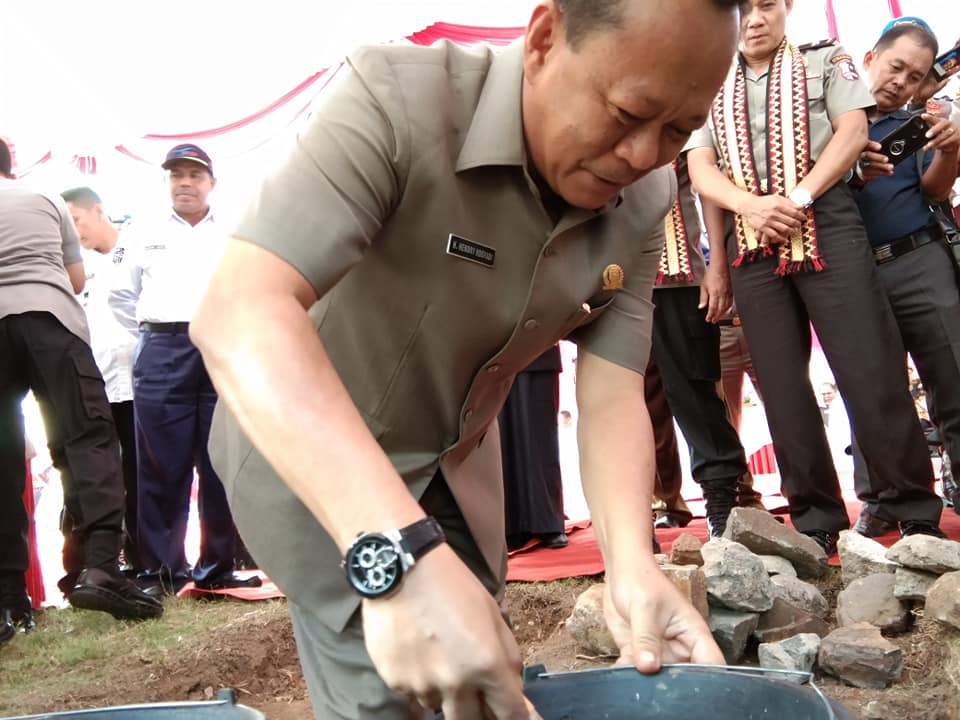 Ketua DPRD Lamsel Letakan Batu Pertama Pembangunan Mapolres Setempat