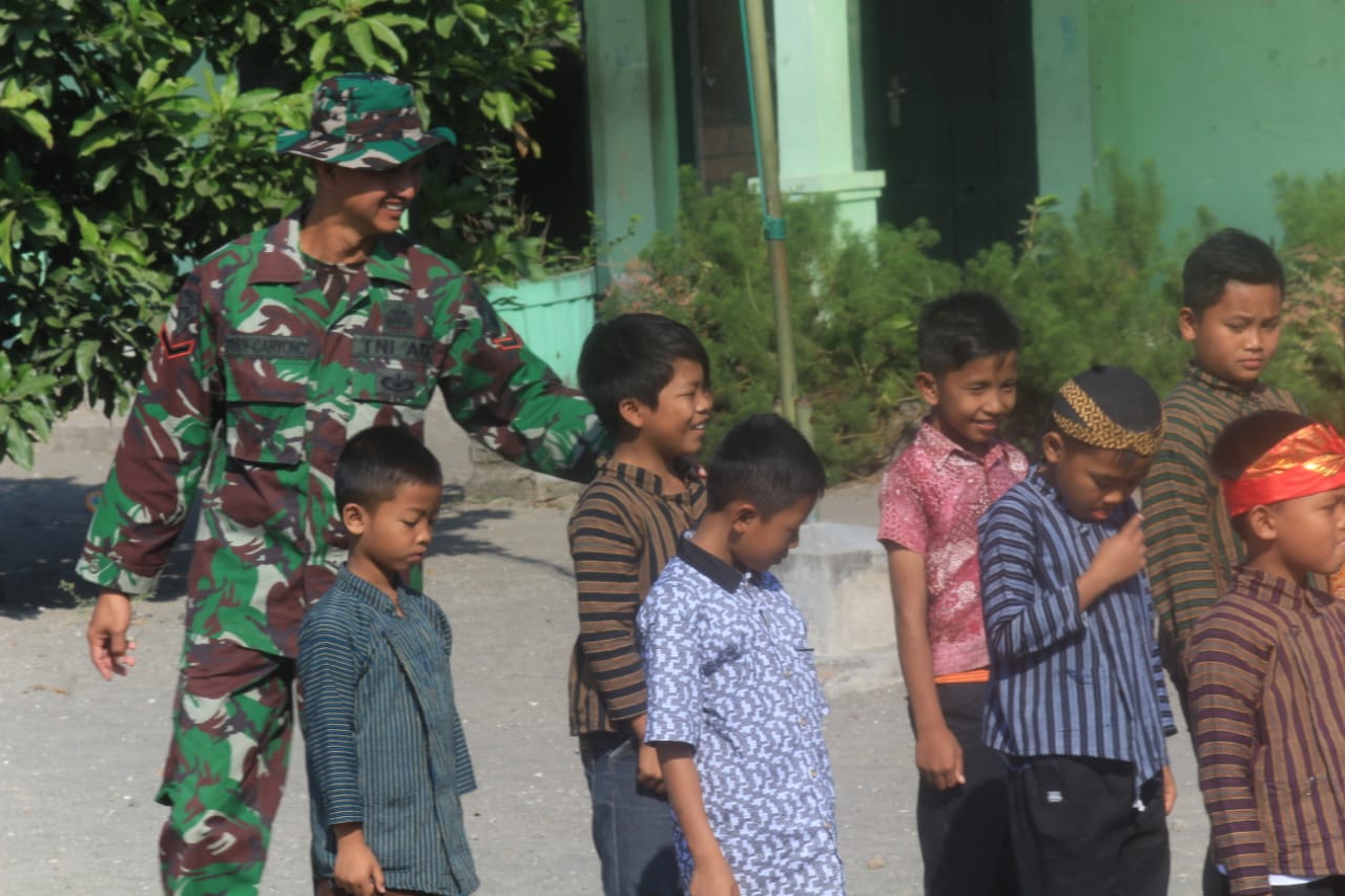 Selain membangun infrastruktur Desa, Anggota Satgas TMMD Kodim 0808/Blitar juga membangun mental anak-anak