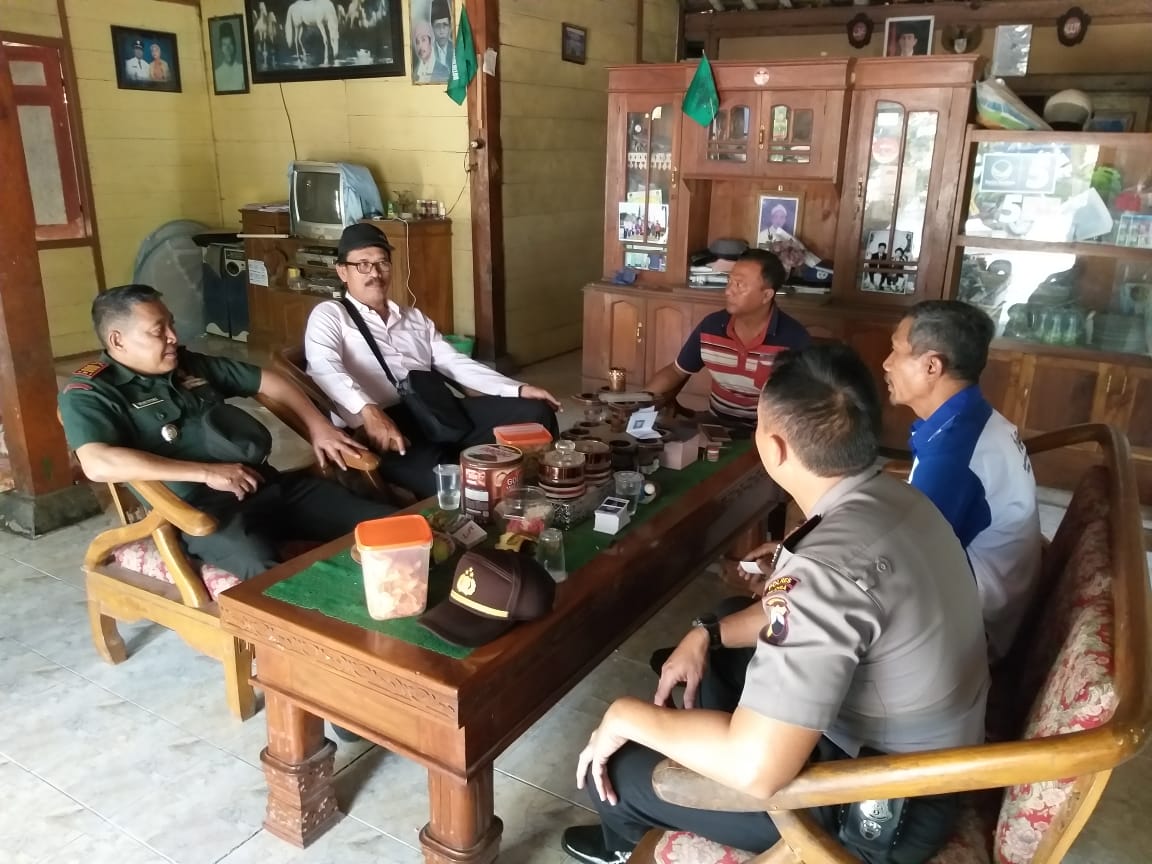 Jaga Suasana Tetap Sejuk Jelang Pilkades, Kapolsek Jajaran Polres Blora Bersama Forkompincam Sambangi Calon.