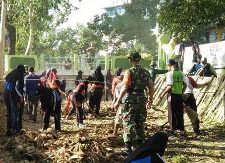 JAGA KEBERSIHAN LINGKUNGAN, KORAMIL DAN POLSEK JETIS KERJA BAKTI BERSIHKAN ALIRAN SUNGAI BERSAMA MASYARAKAT