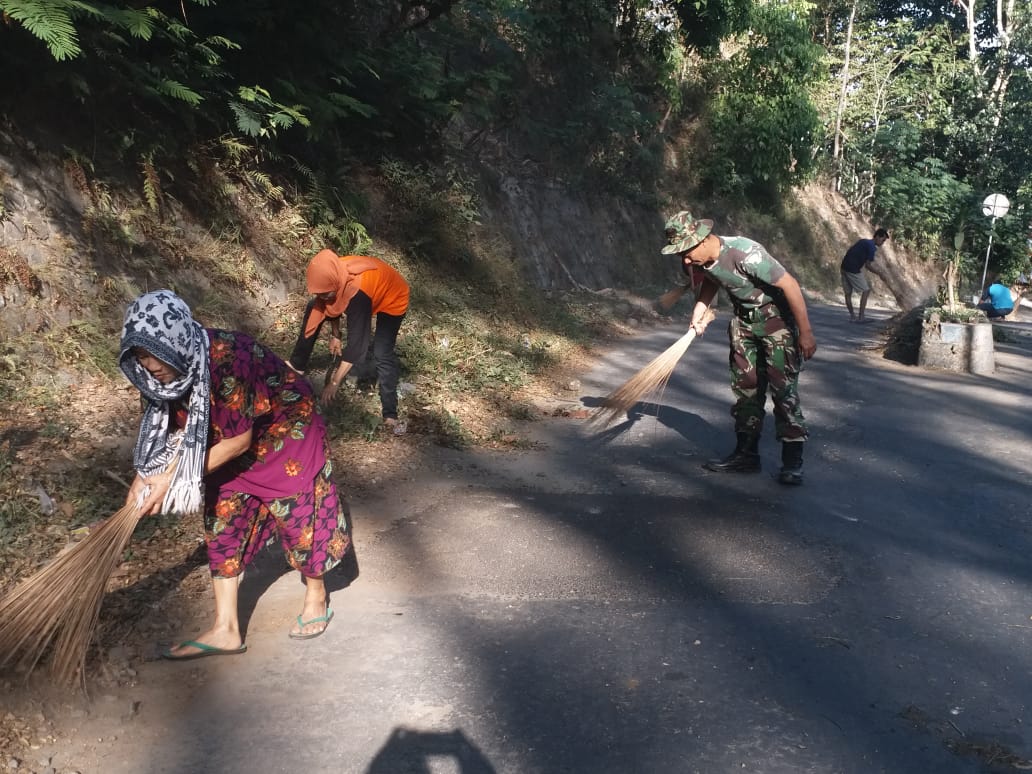 Wujudkan Ngebel Indah dan Rapi; TNI,  POLRI dan Masyarakat Karya Bhakti  Bersihkan Lingkungan Bersama